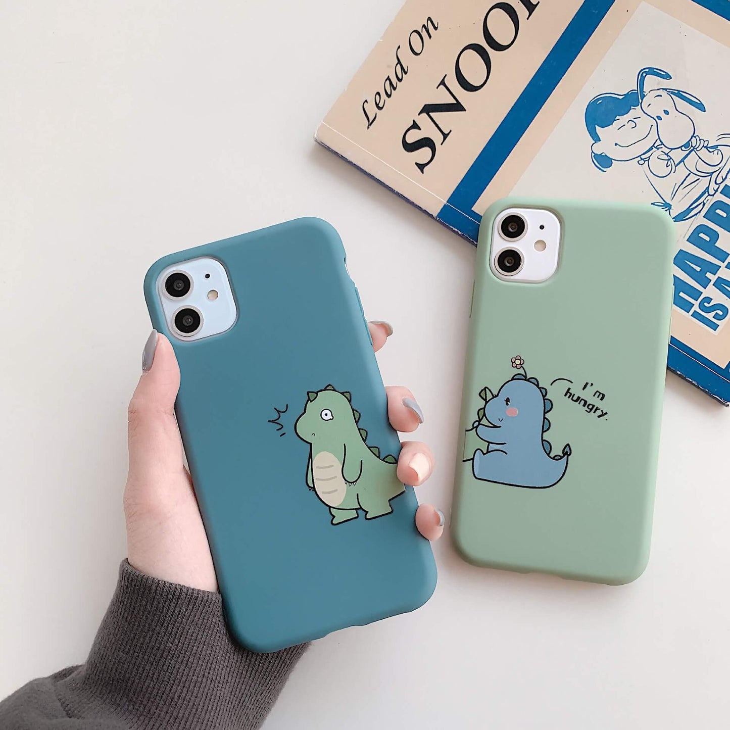 Couverture arrière de cas d'iPhone de couple de dinosaure de dessin animé