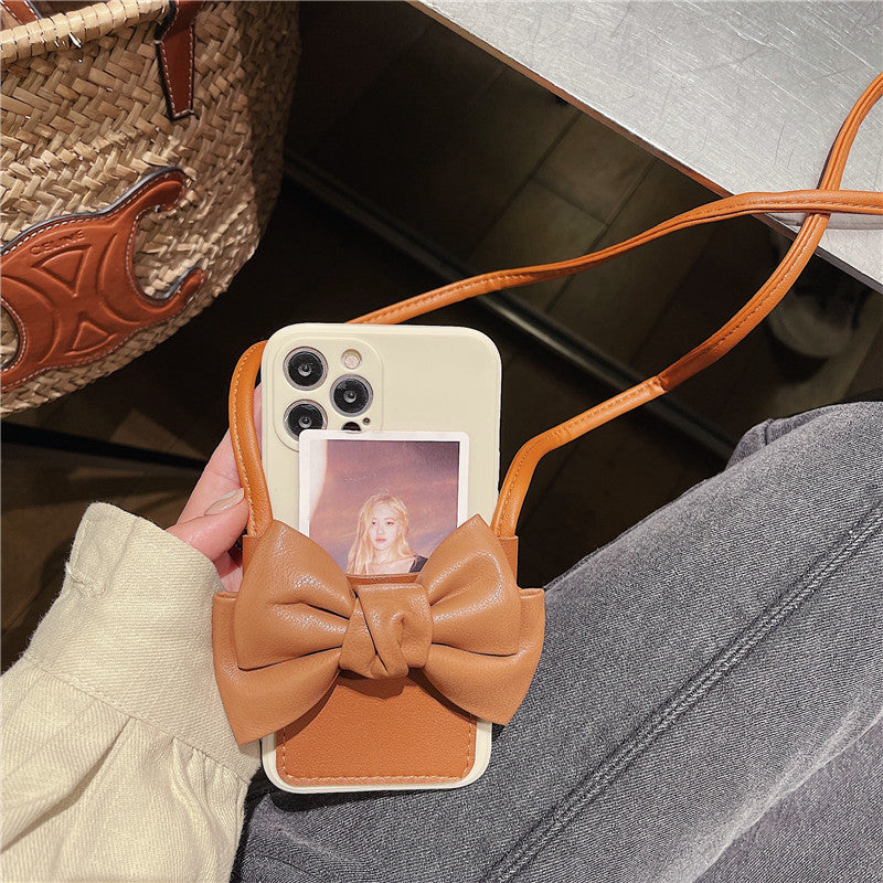 Étui pour iPhone en silicone avec fente pour carte et nœud en cuir à bandoulière